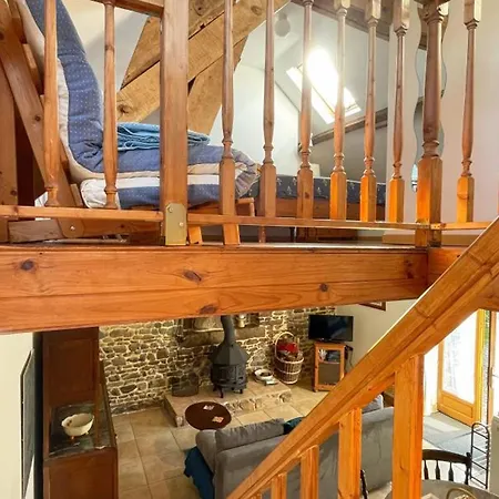 Maison Individuelle Avec Et Jardin, Pres De Domfront - Fr-1-497-101