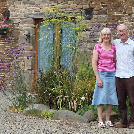 Maison Individuelle Avec Et Jardin, Pres De Domfront - Fr-1-497-101 別荘 *