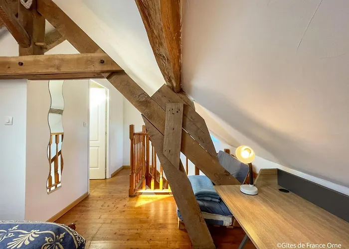 Maison Individuelle Avec Et Jardin, Pres De Domfront - Fr-1-497-101 *